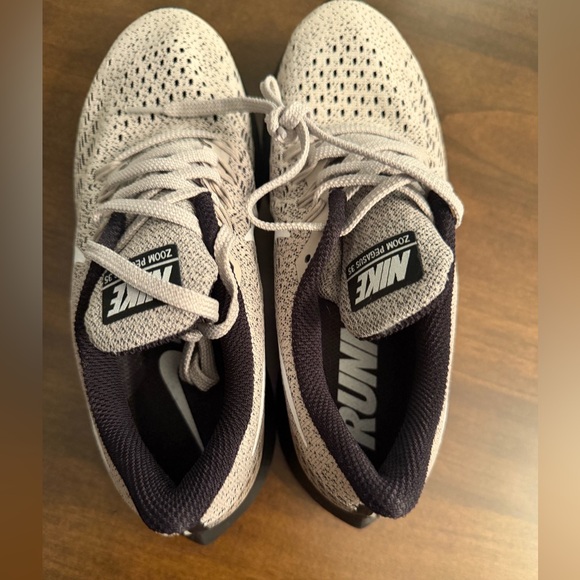 Nike Zoom Pegasus 35 in White and Black - Picture 4 of 4